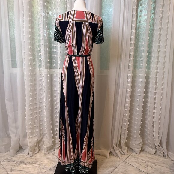 Short-Sleeve Floor-Length Modern Lady Dress - Picture 4 of 13